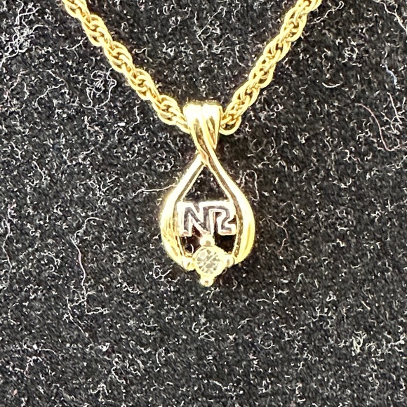 Nina Ricci Elegant Classic Logo Necklace - Picture 10 of 11